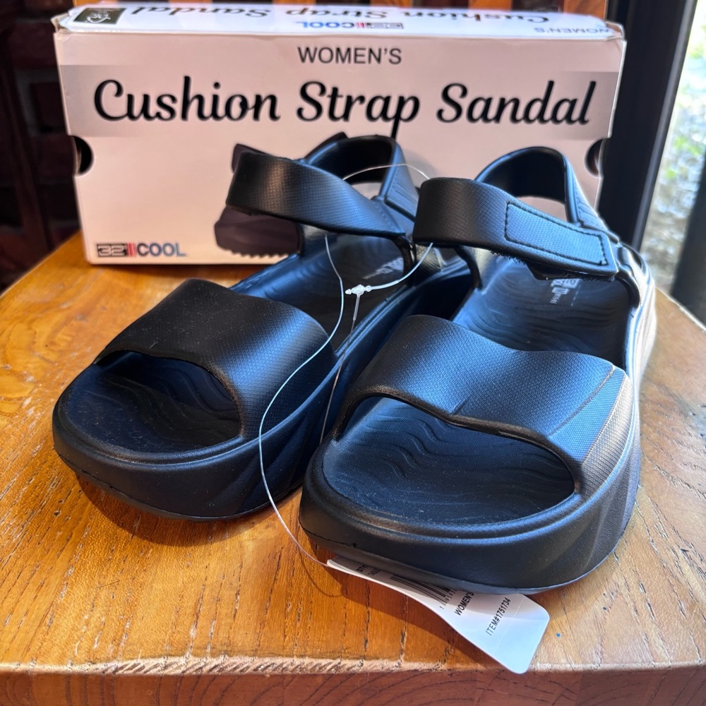 32 Degrees womens lightweight cushioned sole strap sandals black M